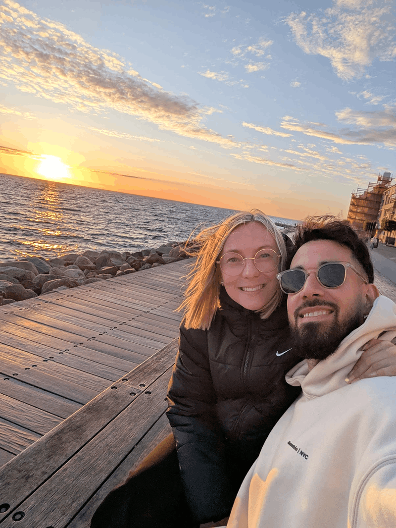 Fernando und sein Partner bei Sonnenuntergang an der Uferpromenade von Malmö